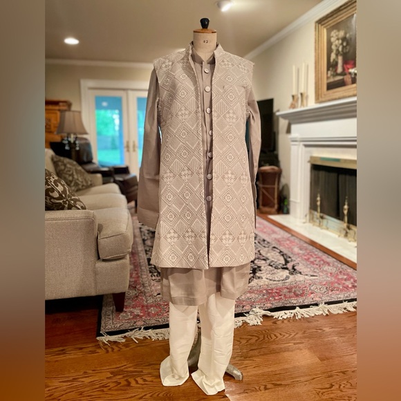 BRAND NEW NEVER WORN Indian/Pakistani Sherwani and Pant with Embroidered Jacket - Picture 4 of 8